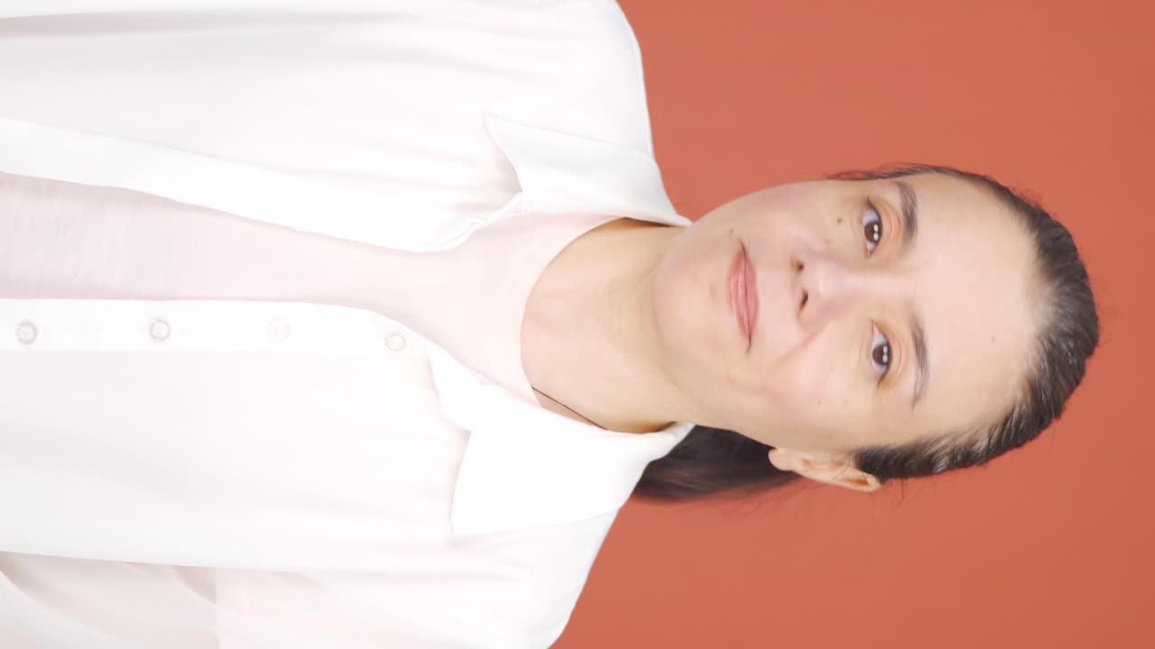 el video vertical de la mujer a la que no le gustan las noticias que oye no aprueba.