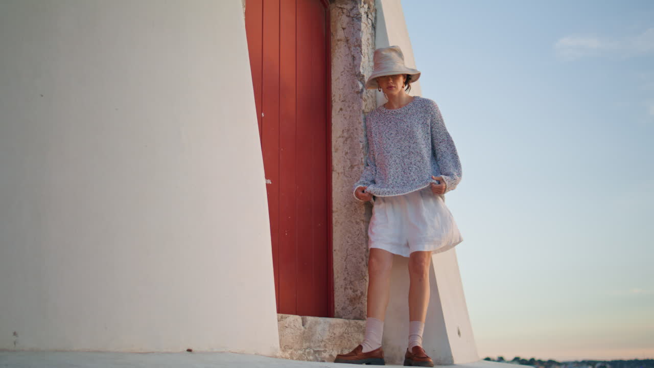 편안한 여행자 저녁 호수에 집을 포즈. 강변에 휴식을 취하는 캐주얼 여성