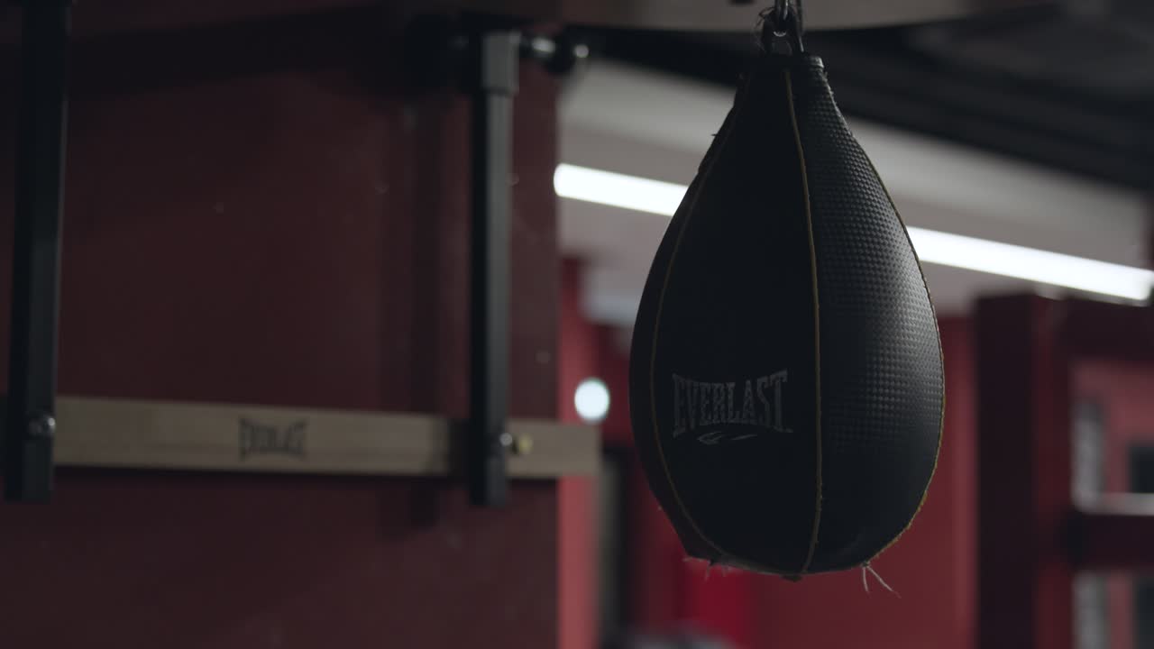 una bolsa de boxeo colgada en un gimnasio