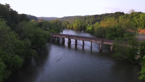 Antena-Sobre-El-Puente-Ferroviario-Sobre-El-Río-Ancho-Francés-Cerca-De-Asheville,-Carolina-Del-Norte