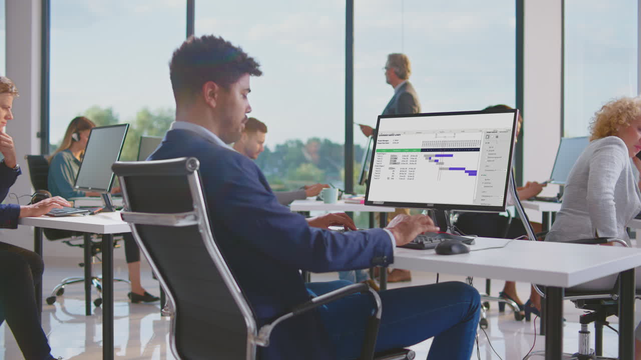 бизнес-команда, работающая над программным обеспечением для управления проектами