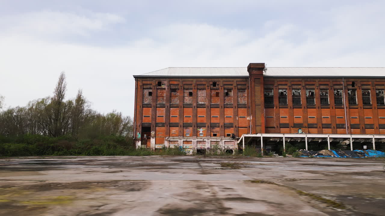 edificio de ladrillo rojo abandonado en gante, bélgica, vista aérea
