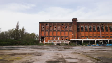 Edificio-De-Ladrillo-Rojo-Abandonado-En-Gante,-Bélgica,-Vista-Aérea-Lateral