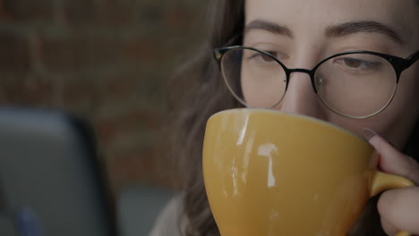 mujer bebiendo café en una cafetería