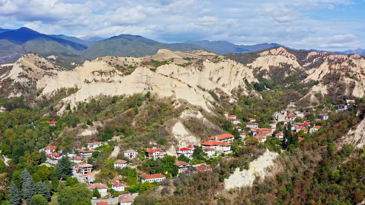 vistas de drones sobre la ciudad búlgara de melnik paisaje montañoso único