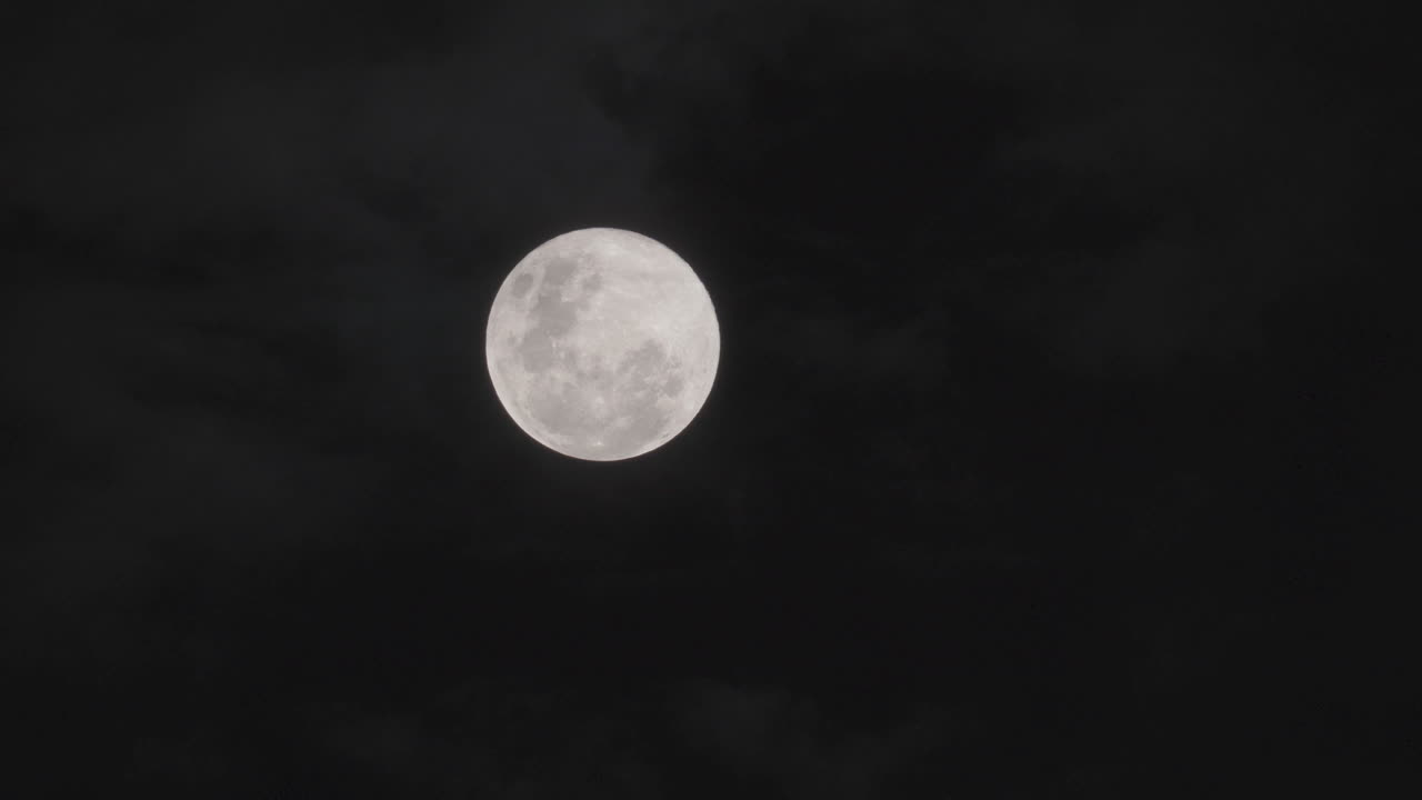 Incredible supermoon on a cloudy nightnatural satellite - Brazil.