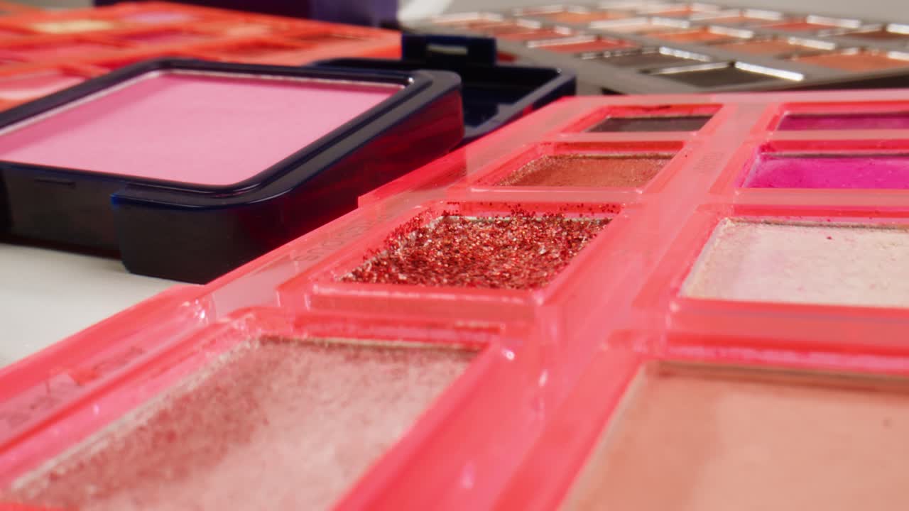 primer plano de varios productos de maquillaje