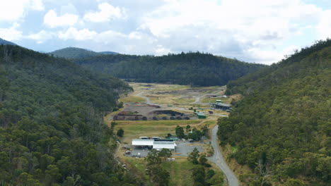 Luftdrohnenüberflug-über-Bergbausteinbruch-Im-Hinterland-Zwischen-Bäumen-In-Australien,-4k