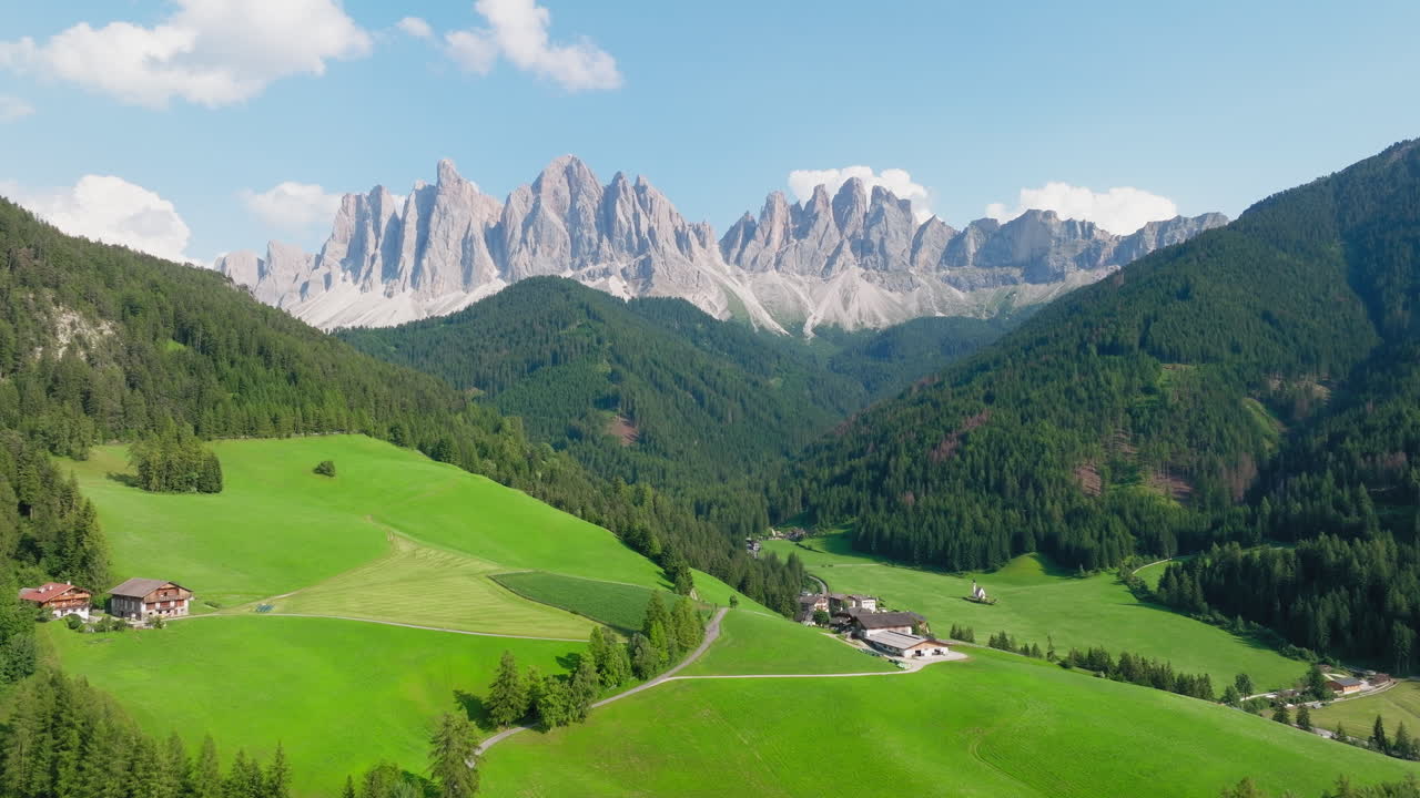Panoramisk droneoptagelse af Sankt Johannes Kirke i Ranui, Dolomitterne, Italien om foråret