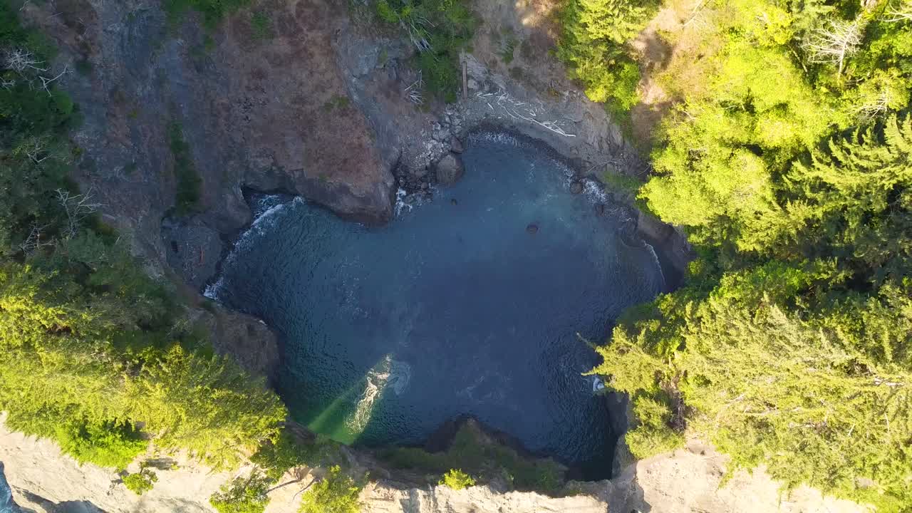 Oregon Coast Highway 101 Viewpoint of &amp;quot;Natural Bridge&amp;quot; bay, rock formations