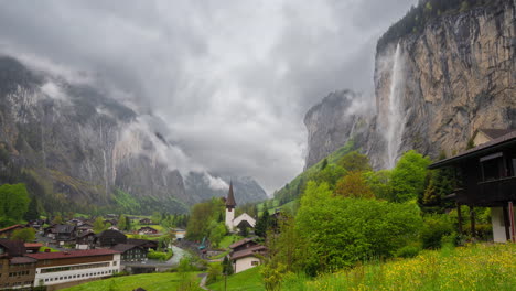 Timelapse-De-Lauterbrunnen,-Suiza,-Pintoresco-Pueblo,-Cascada,-Paisaje-Verde-Bajo-Las-Nubes