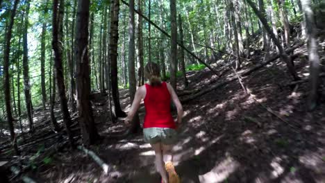 Mujer-Corriendo-En-El-Bosque-En-Un-Día-Soleado-4k