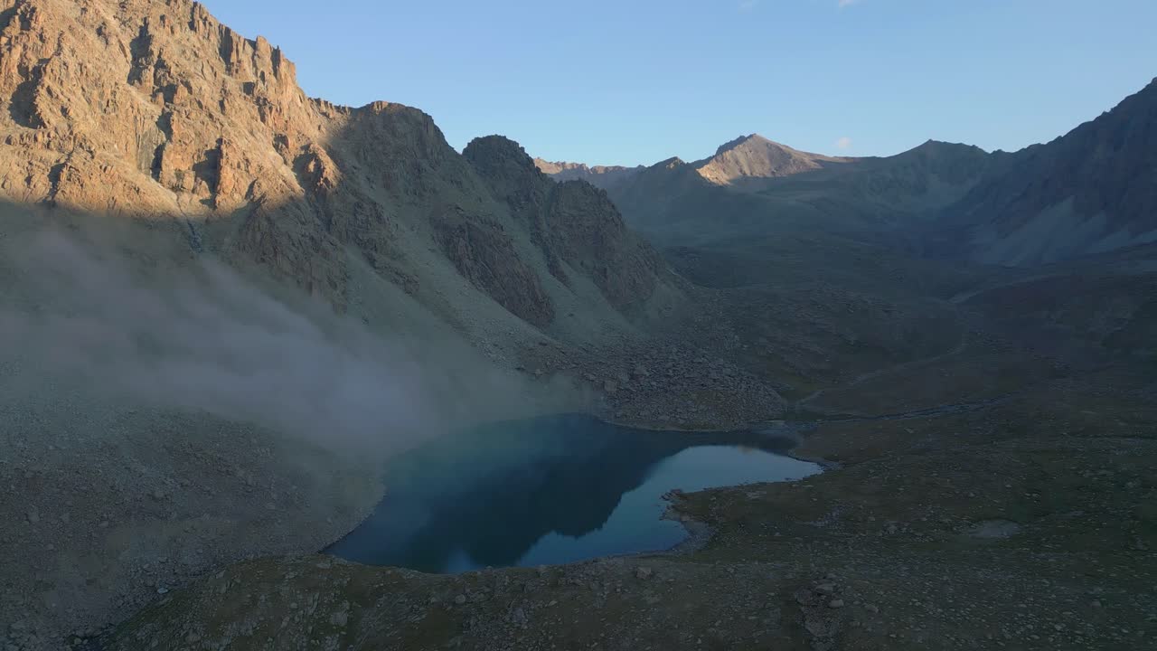 Paisaje de lago de montaña