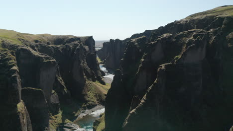 Vista-Aérea-De-Drones-Del-Cañón-Fjadrargljufur-En-El-Sur-De-Islandia.-Ojo-De-Pájaro-Del-Enorme-Cañón-De-Unos-100-Metros-De-Profundidad-Y-Unos-2-Kilómetros-De-Largo.-Increíble-En-La-Tierra.-Cañón-Fjadrargljufur