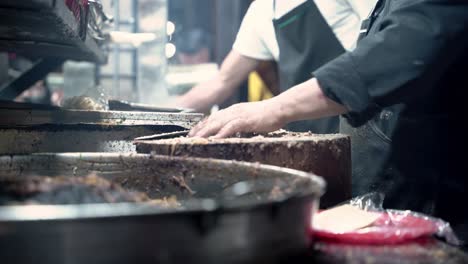 Cooks-serving-Mexican-street-tacos-in-San-Miguel-de-Allende,-Mexico