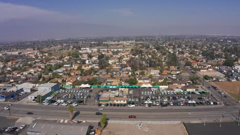 plano general aéreo de una comunidad de clase trabajadora industrial en un día brumoso en el sur de california