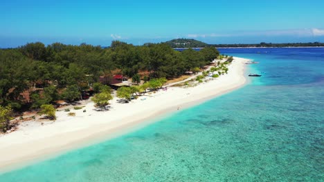 Paradisíaca-Playa-Exótica-Y-Tranquila-Con-Arena-Blanca-Bañada-Por-Aguas-Tranquilas-Y-Claras-De-La-Laguna-Turquesa-De-Una-Isla-Tropical-Con-Una-Exuberante-Vegetación-En-Indonesia