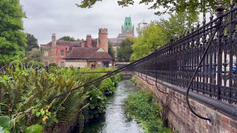 Aufnahme-Des-Flusses-Itchen-In-Winchester-Mit-Geländern-Und-Flora