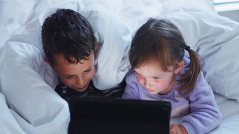 niño, niña o hermanos con comprimidos