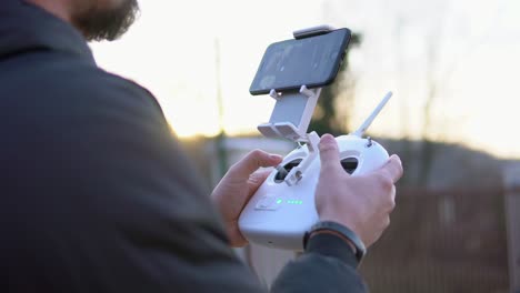 persona que opera un avión no tripulado con control remoto