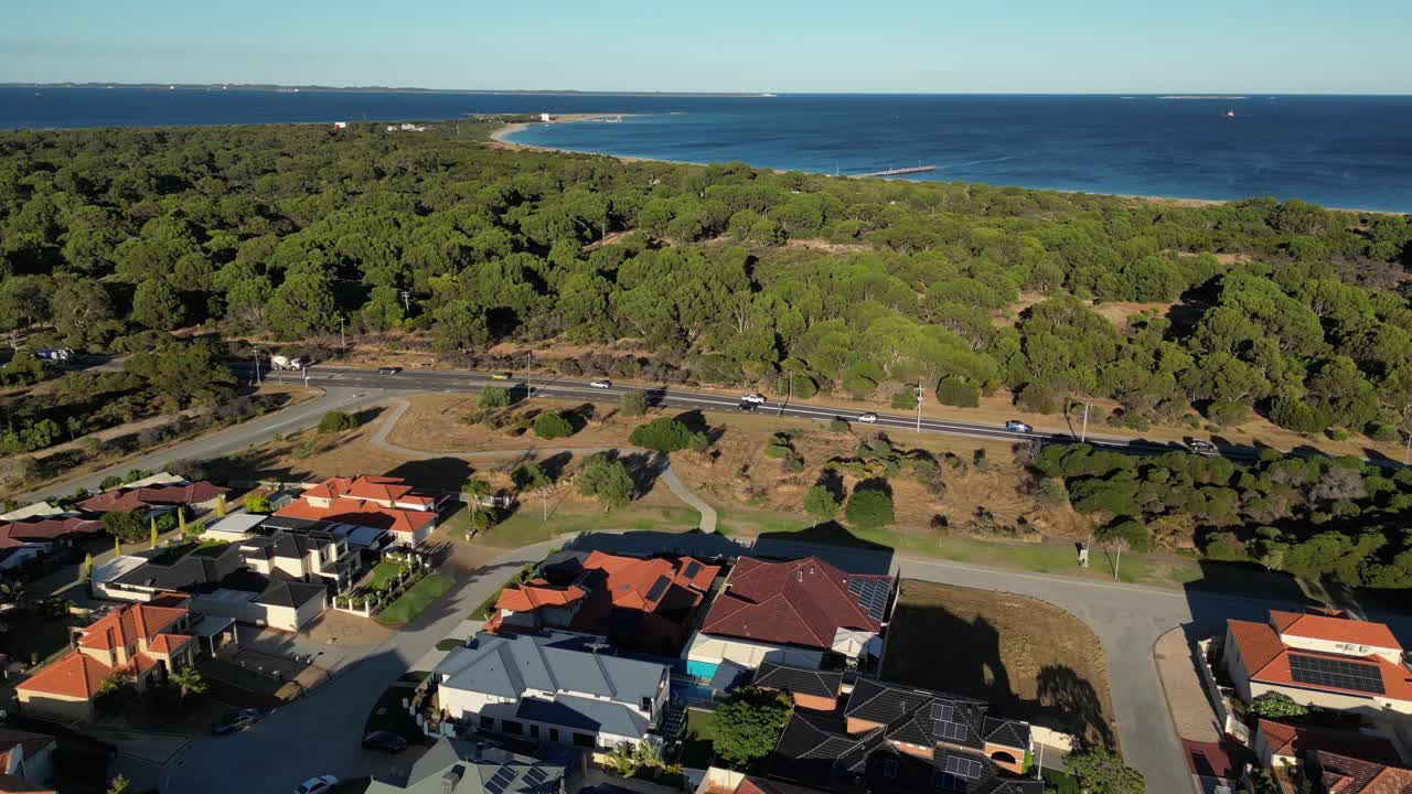 vuelo alto de aviones no tripulados sobre la zona residencial de la ciudad de perth con vistas al océano