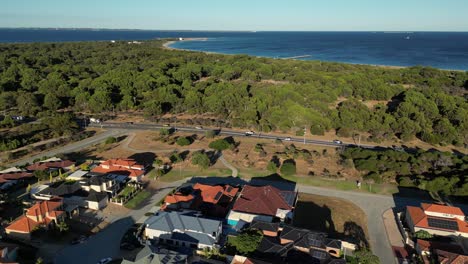 Alto-Vuelo-De-Drones-Sobre-La-Zona-Residencial-De-La-Ciudad-De-Perth-Con-Vistas-Al-Océano