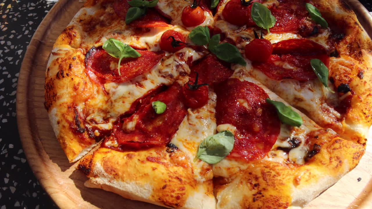 이탈리아의 전통적인 향신료 페페로니 피자, 체리 토마토와 신선한 바질 잎, 완벽한 질, 진짜 진정한 나폴리 피자, 맛있는 음식, 4k 촬영