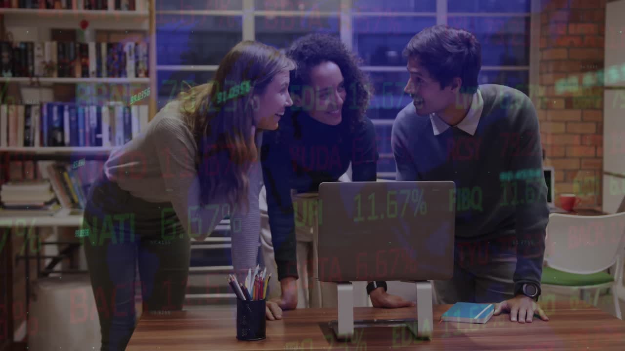 animación del procesamiento de datos del mercado de valores sobre tres colegas diversos discutiendo sobre la computadora portátil.