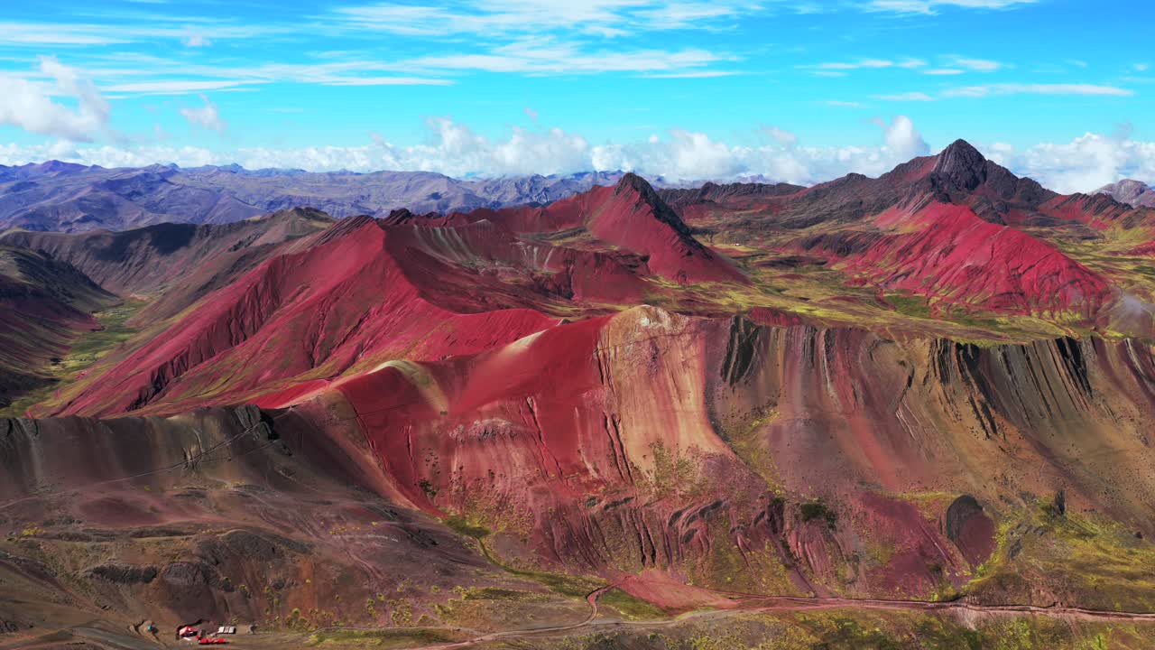 Trekking nella Montagna Arcobaleno della Valle Rossa, Vinicunca Montaña de Siete Colores, Perù, vista aerea panoramica con drone delle Ande peruviane, sette montagne colorate, ghiacciaio sciolto, Vilcanota, regione di Cusco, cielo azzurro mattutino, in avanti