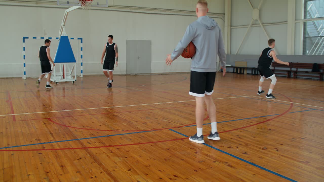 Pemain bola basket berlatih di gym
