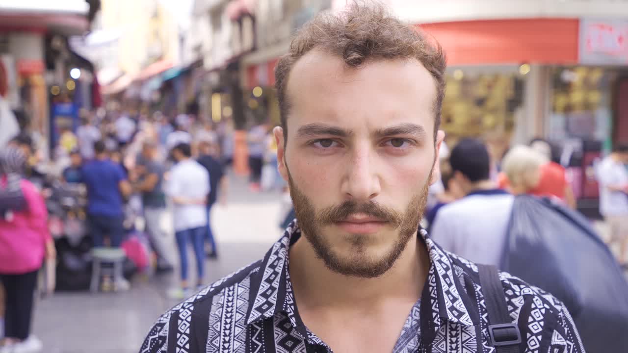 несчастный человек. несчастный человек смотрит в камеру.