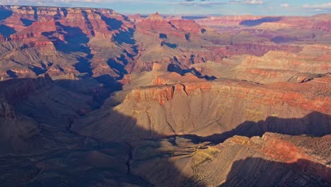 Riesige-Geologische-Rote-Sandsteinberge-Des-Grand-Canyon-Nationalparks-In-Arizona,-Vereinigte-Staaten