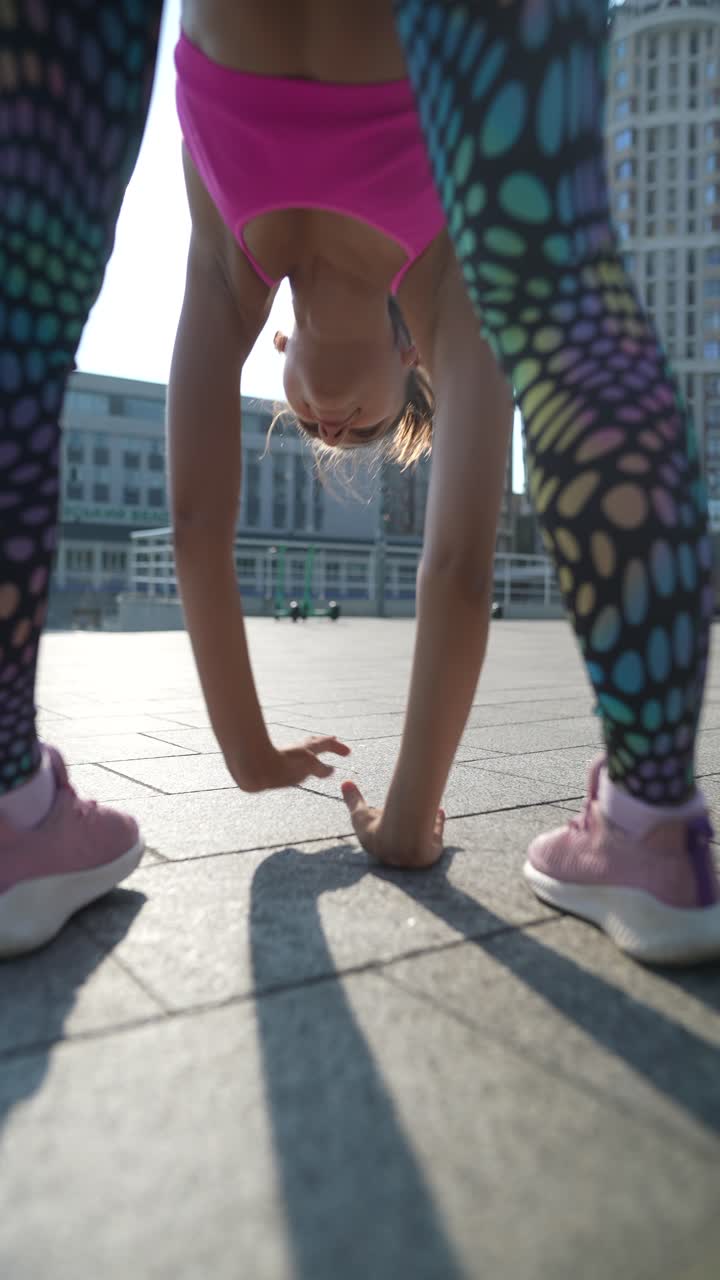 mujer realizando un handstand en un entorno urbano