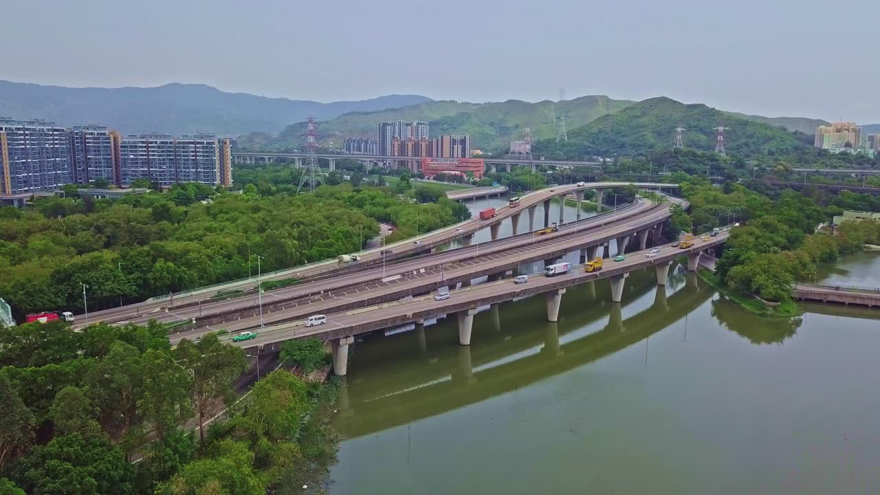 una toma aérea dinámica moviéndose hacia una carretera sobre las aguas en yuen long en hong kong