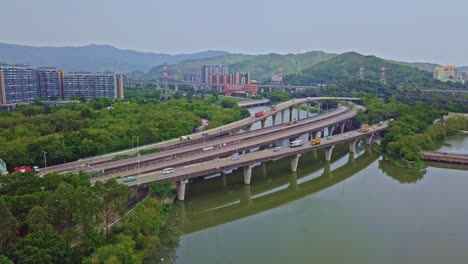 Eine-Dynamische-Luftaufnahme,-Die-Sich-Auf-Eine-Autobahn-über-Dem-Wasser-In-Yuen-Long-In-Hongkong-Zubewegt