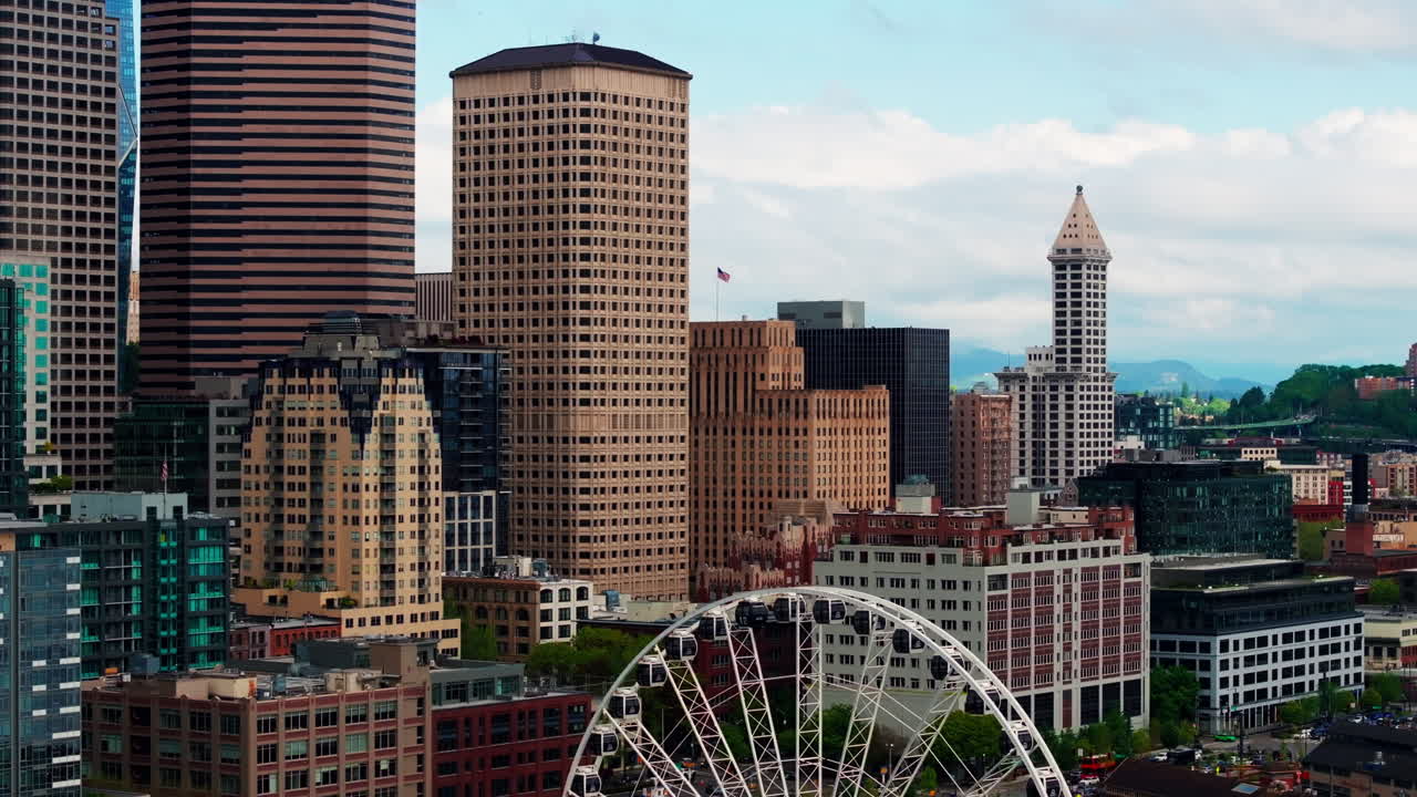 Vista aerea di Seattle, Washington, USA, che cattura lo skyline del centro, il paesaggio urbano e l'ambiente circostante della città dall'alto. Ideale per filmati di viaggio e paesaggi urbani