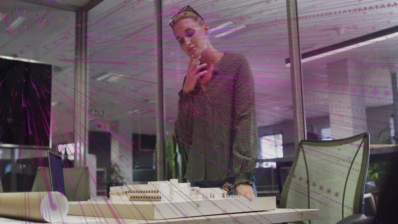 Designer che si tocca il mento e si china su un modello architettonico, mentre sovrapposizioni di glitch rosa guidano la revisione.