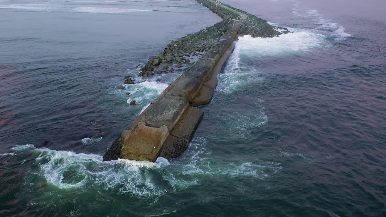 vista aérea del embarcadero norte en bullards beach, bandon oregon - toma aérea de drones