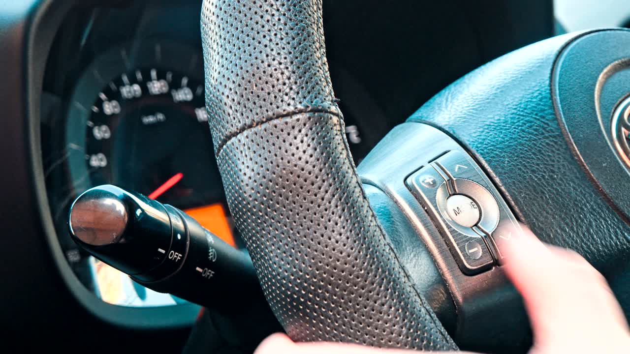 자동차 오디오 스테레오 시스템을 사용하는 사람