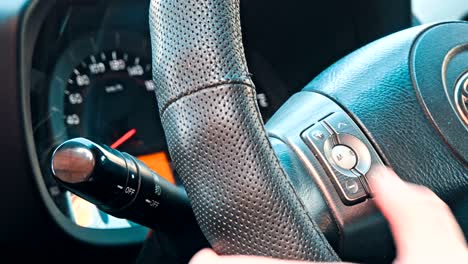 hombre que usa el sistema estéreo de audio del automóvil
