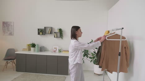 una mujer vistiéndose en una habitación acogedora.