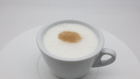 Capuchino-Italiano-En-Pantalla-Giratoria-Aislado-Sobre-Fondo-Blanco.