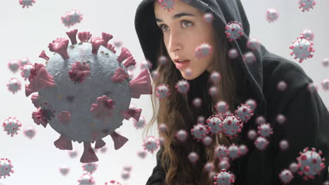 animación de células de macro coronavirus covid-19 extendiendo una mujer encapuchada hacker