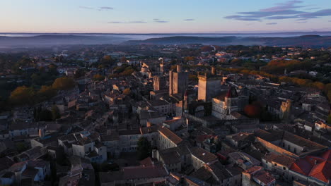 Mystischer-Sonnenaufgang-Aus-Der-Luft-über-Dem-Herzogtum-Uzès,-Bewölkter-Nebel-Im-Hintergrund,-Frankreich-Gard