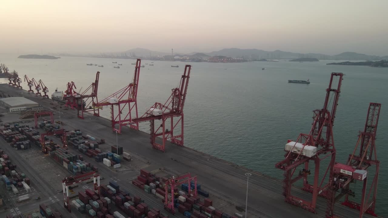 video aéreo de la escena de la terminal de carga