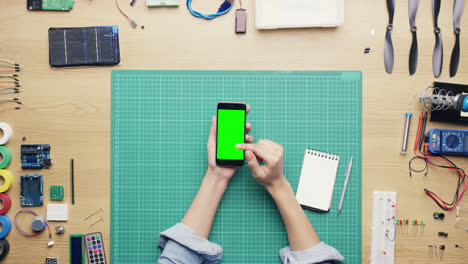vista superior mujer ingeniera de software usando pantalla táctil de teléfono inteligente en el escritorio desde arriba - dragón épico rojo