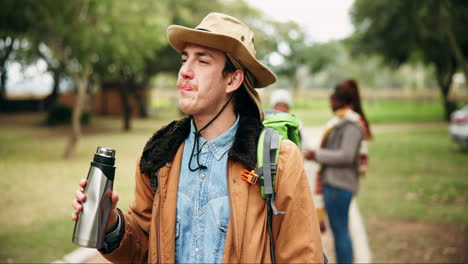 caminata hombre, agua potable y naturaleza