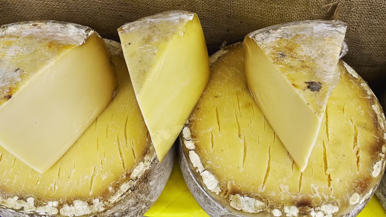 viejo queso cheddar en una fila en la vitrina