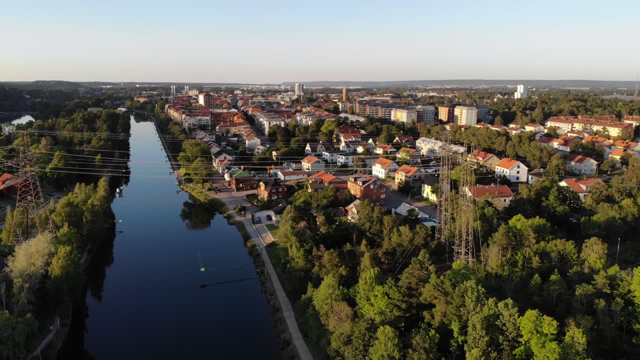 화창한 오후에 스웨덴 시골 트롤헤탄의 공중