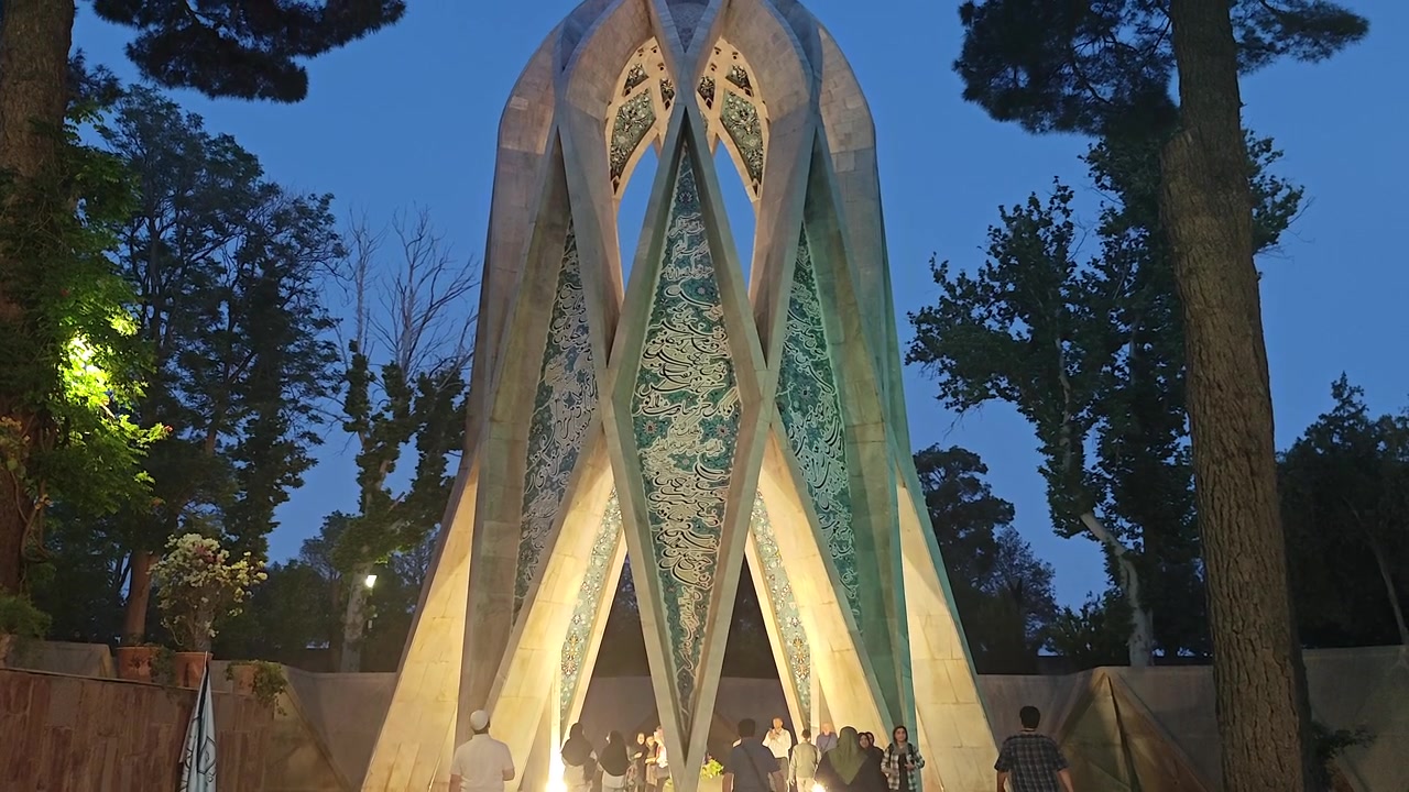 Kävijät Omar Khayyamin mausoleumilla Nishapurissa iltahämärässä